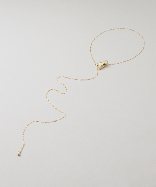 Spick & Span（スピックアンドスパン）の「Soierie/ソワリー Distort heart necklace（ネックレス・レディース・ゴールド・FREE）」の5枚目の写真