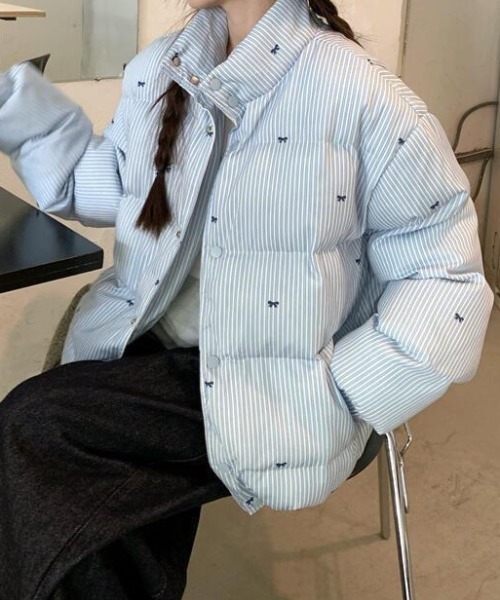 Teem Store(チームストア)の「リボン柄ストライプ中綿ダウンジャケット(ダウンジャケット/コート・レディース・ブルー・F)」の6枚目の写真