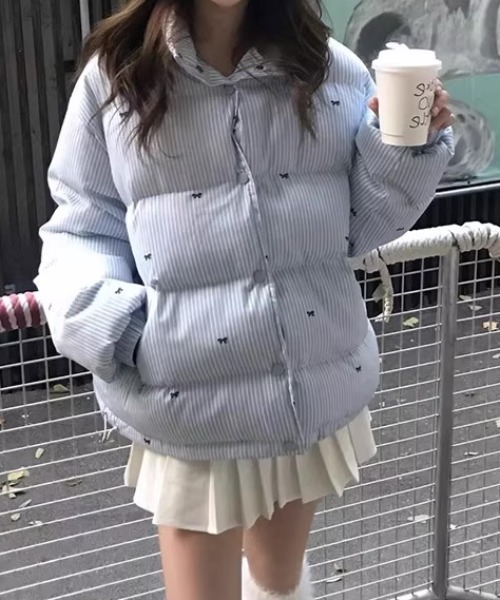 Teem Store(チームストア)の「リボン柄ストライプ中綿ダウンジャケット(ダウンジャケット/コート・レディース・ブルー・F)」の2枚目の写真
