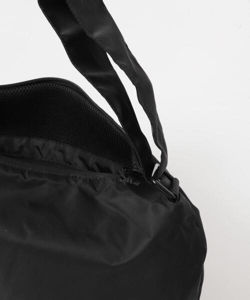 YAKPAK(ヤックパック)の「『別注』YAKPAK×DOORS SHOULDER BAG M(ショルダーバッグ・メンズ・ブラック/チャコールグレー/グレー・-)」の5枚目の写真