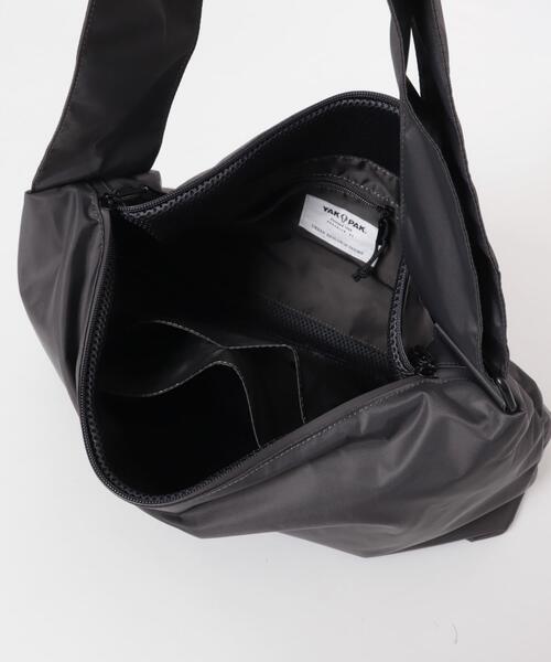 YAKPAK（ヤックパック）の「『別注』YAKPAK×DOORS　SHOULDER BAG M（ショルダーバッグ・メンズ・ブラック/チャコールグレー/グレー・-）」の15枚目の写真