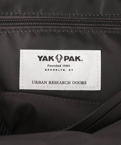 YAKPAK（ヤックパック）の「『別注』YAKPAK×DOORS　SHOULDER BAG M（ショルダーバッグ・メンズ・ブラック/チャコールグレー/グレー・-）」の9枚目の写真