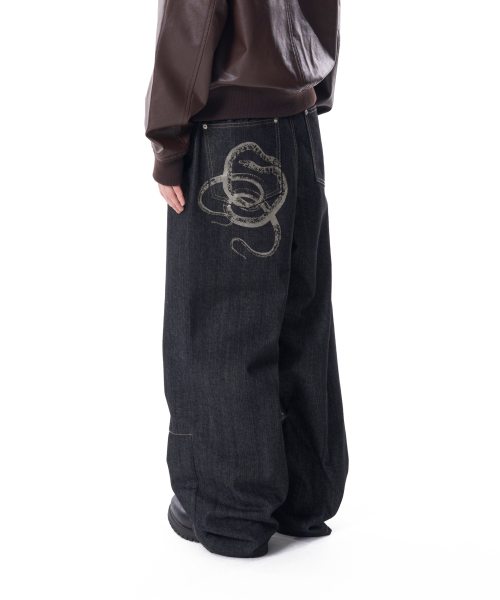 Snake Printed Denim Pants (Black)（デニムパンツ）｜AAKAM（アーカム
