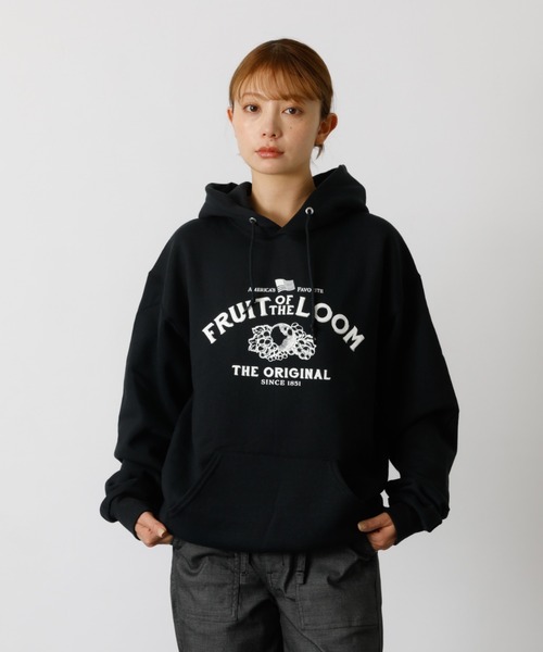 FRUIT OF THE LOOM(フルーツオブザルーム)の「【FRUIT OF THE LOOM/フルーツ・オブ・ザ・ルーム】PRINT HOOD5/ロゴプリント/フーディー/ユニセックス(パーカー・メンズ・ブラック/レッド/ネイビー・L/XL/M)」の2枚目の写真