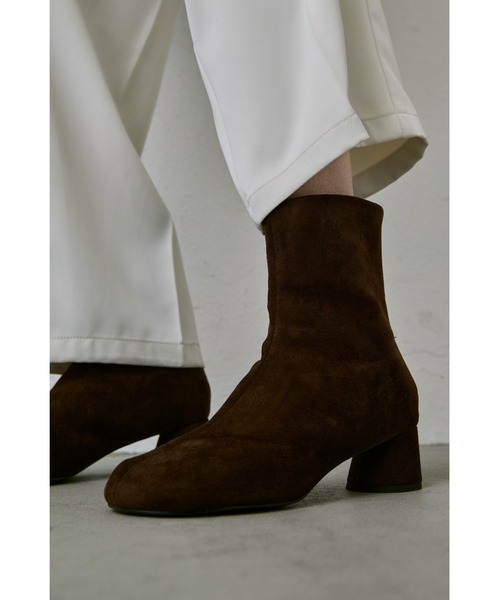 un/neu（アンノイ）の「フェイクスエードアンクルブーツ（ブーツ・レディース・ブラウン/ベージュ/ブラック・SMALL/MEDIUM/LARGE）」の2枚目の写真