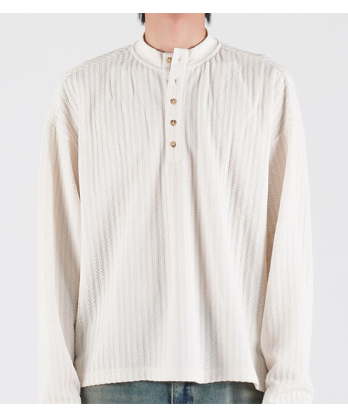 BUTTON SEOUL(ボタンソウル)の「バーティカルエンボジャカードヘンリーネックシャツ(アイボリー)(スウェット・メンズ・その他・MEDIUM/LARGE/X-LARGE)」の2枚目の写真
