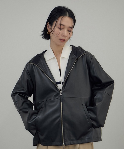 SALON adam et rope'（サロン アダム エ ロペ）の「レザーライクフーデッドパーカー（ブルゾン・レディース・ダークブラウン/ブラック・FREE）」の2枚目の写真