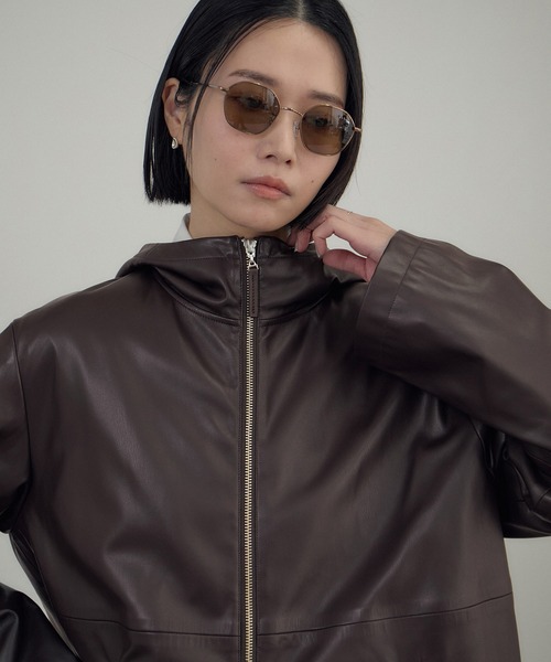 SALON adam et rope'（サロン アダム エ ロペ）の「レザーライクフーデッドパーカー（ブルゾン・レディース・ダークブラウン/ブラック・FREE）」の3枚目の写真