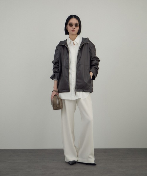 SALON adam et rope'（サロン アダム エ ロペ）の「レザーライクフーデッドパーカー（ブルゾン・レディース・ダークブラウン/ブラック・FREE）」の5枚目の写真