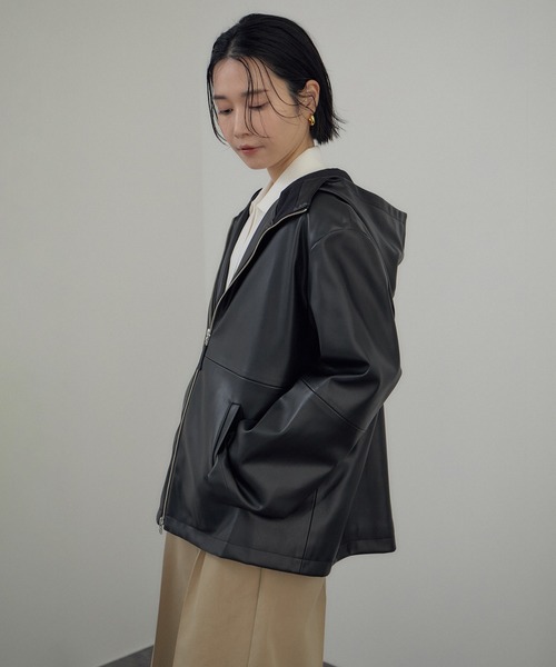 SALON adam et rope'（サロン アダム エ ロペ）の「レザーライクフーデッドパーカー（ブルゾン・レディース・ダークブラウン/ブラック・FREE）」の7枚目の写真