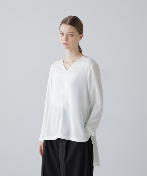 ADORE(アドーア)の「◆バックサテンジョーゼットVネック(シャツ/ブラウス・レディース・ブルー/ホワイト/ブラック・38)」の2枚目の写真