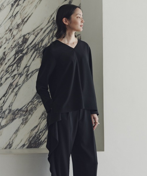 ADORE(アドーア)の「◆バックサテンジョーゼットVネック(シャツ/ブラウス・レディース・ブルー/ホワイト/ブラック・38)」の3枚目の写真