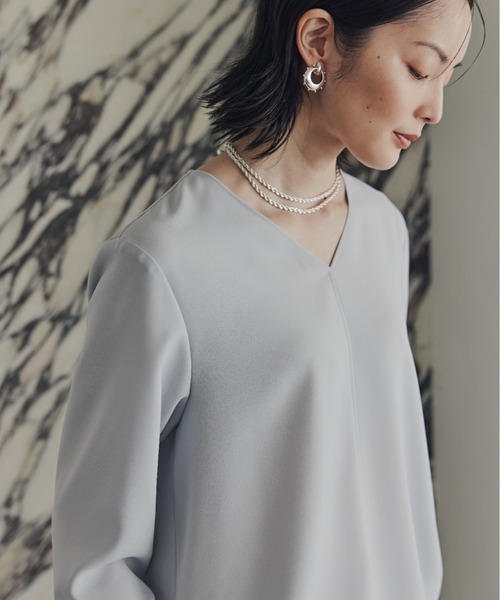ADORE(アドーア)の「◆バックサテンジョーゼットVネック(シャツ/ブラウス・レディース・ブルー/ホワイト/ブラック・38)」の8枚目の写真