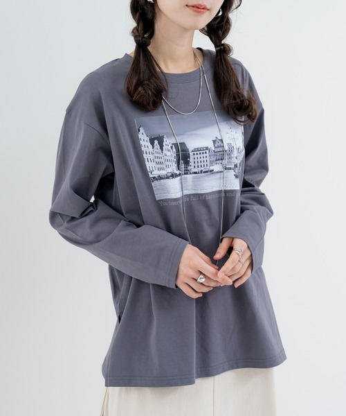 refinedworks(リファインドワークス)の「【refinedworks】大人カジュアル に映える、洗練 ロゴロンT(Tシャツ/カットソー・レディース・オフホワイト/チャコールグレー・FREE)」の2枚目の写真