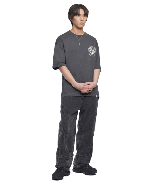 NOMANUAL（NOMANUAL）の「NM HERALDRY T-SHIRT - WARM CHARCOAL（Tシャツ/カットソー・レディース・その他・SMALL/MEDIUM/LARGE/X-LARGE）」の3枚目の写真