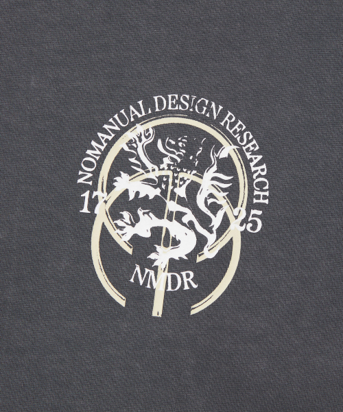NOMANUAL（NOMANUAL）の「NM HERALDRY T-SHIRT - WARM CHARCOAL（Tシャツ/カットソー・レディース・その他・SMALL/MEDIUM/LARGE/X-LARGE）」の5枚目の写真