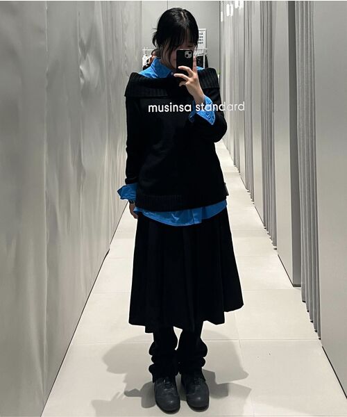 MUSINSA STANDARD WOMAN（ムシンサスタンダードウーマン）の「ウィメンズターンダウンオフショルダーニット[ブラック]（ニット/セーター・レディース・その他・LARGE/MEDIUM/SMALL/X-SMALL）」の4枚目の写真