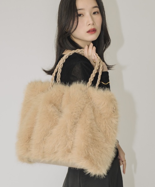 NEUNA（ヌナ）の「BIGファーバッグ（トートバッグ・レディース・グレイッシュベージュ/ベージュ・FREE）」の2枚目の写真
