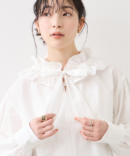 VIS（ビス）の「フリルネックブラウス（シャツ/ブラウス・レディース・オフホワイト/サックスブルー/ダークブラウン・FREE）」の2枚目の写真