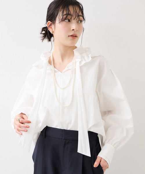 VIS（ビス）の「フリルネックブラウス（シャツ/ブラウス・レディース・オフホワイト/サックスブルー/ダークブラウン・FREE）」の4枚目の写真