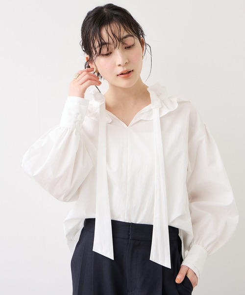 VIS（ビス）の「フリルネックブラウス（シャツ/ブラウス・レディース・オフホワイト/サックスブルー/ダークブラウン・FREE）」の5枚目の写真