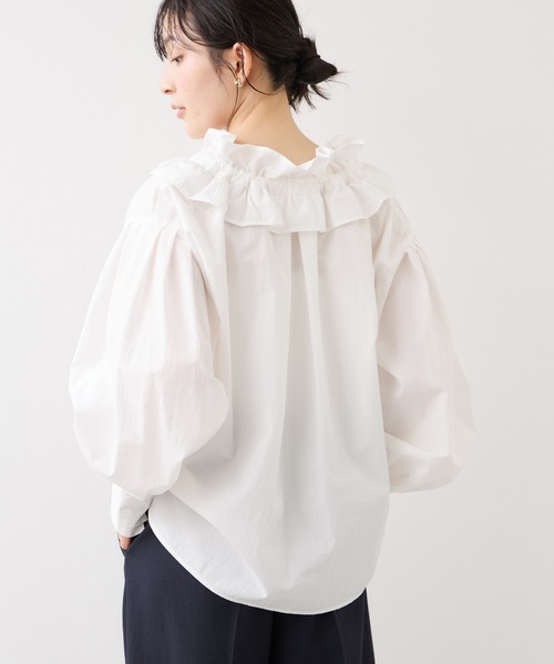 VIS（ビス）の「フリルネックブラウス（シャツ/ブラウス・レディース・オフホワイト/サックスブルー/ダークブラウン・FREE）」の7枚目の写真