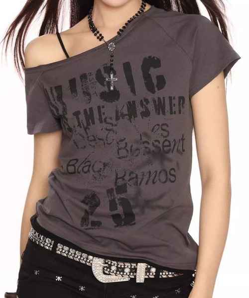 NANEA(ナネア)の「切りっぱなしデザインロゴプリントワンショルダーTシャツ(Tシャツ/カットソー・レディース・アイボリー/グレー・SMALL)」の3枚目の写真