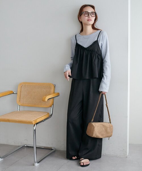 DISCOAT（ディスコート）の「【WEB限定】クロスフリルサロペット（サロペット/オーバーオール・レディース・グレイッシュベージュ/ブラック・MEDIUM）」の2枚目の写真