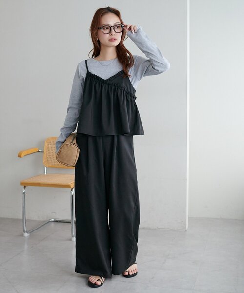 DISCOAT（ディスコート）の「【WEB限定】クロスフリルサロペット（サロペット/オーバーオール・レディース・グレイッシュベージュ/ブラック・MEDIUM）」の3枚目の写真