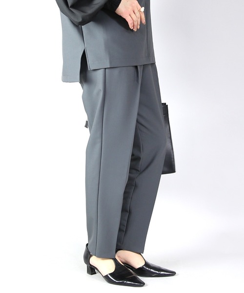 and it_（アンドイット）の「ワンタックテーパードパンツ（その他パンツ・レディース・ベージュ/サンドベージュ/チャコールグレー/ブラック・M）」の17枚目の写真