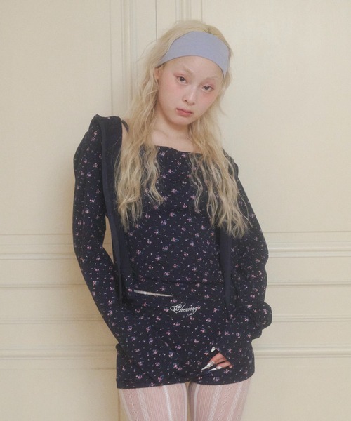 chernyy（チェルニー）の「chernyy floral hoodie / 小花柄バック刺繍