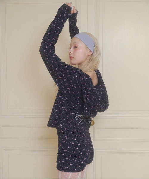 chernyy（チェルニー）の「chernyy floral hoodie / 小花柄バック刺繍