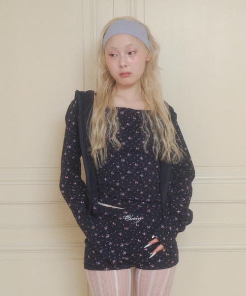 chernyy(チェルニー)の「chernyy floral hoodie / 小花柄バック刺繍ロゴフーディー(パーカー・レディース・アイボリー/ネイビー・MEDIUM/SMALL/LARGE)」の14枚目の写真