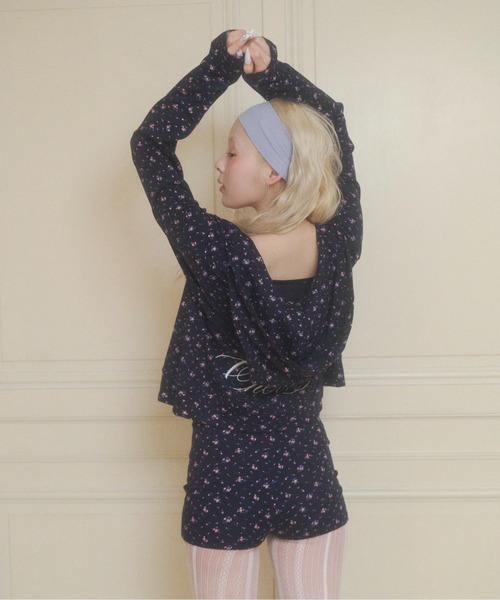 chernyy（チェルニー）の「chernyy floral hoodie / 小花柄バック刺繍