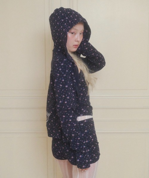 chernyy(チェルニー)の「chernyy floral hoodie / 小花柄バック刺繍ロゴフーディー(パーカー・レディース・アイボリー/ネイビー・MEDIUM/SMALL/LARGE)」の10枚目の写真