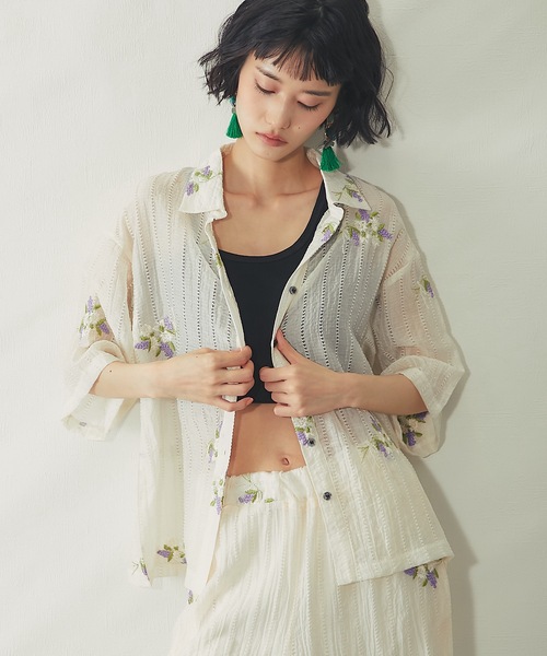 ANOTHER S（アナザーエス）の「花刺繍シアーストライプスキッパーシャツ（シャツ/ブラウス・レディース・ブラック/オフホワイト・FREE）」の5枚目の写真