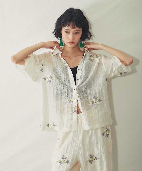 ANOTHER S（アナザーエス）の「花刺繍シアーストライプスキッパーシャツ（シャツ/ブラウス・レディース・ブラック/オフホワイト・FREE）」の7枚目の写真