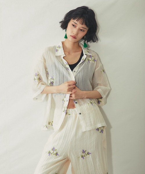 ANOTHER S（アナザーエス）の「花刺繍シアーストライプスキッパーシャツ（シャツ/ブラウス・レディース・ブラック/オフホワイト・FREE）」の4枚目の写真
