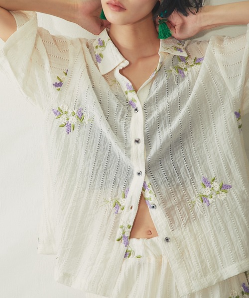 ANOTHER S（アナザーエス）の「花刺繍シアーストライプスキッパーシャツ（シャツ/ブラウス・レディース・ブラック/オフホワイト・FREE）」の3枚目の写真