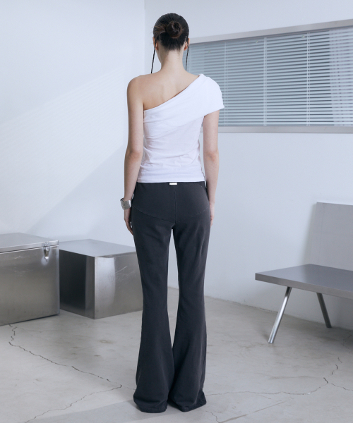 VOONT（ブント）の「Asymmetric Drape Slim Top (IVORY)（Tシャツ/カットソー・レディース・アイボリー・OS）」の8枚目の写真
