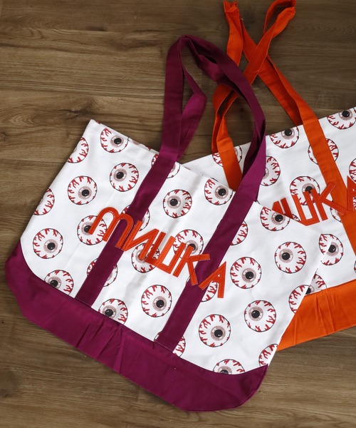 MISHKA(ミシカ)の「MISHKA × Carrot CARROTS TOTE BAG ミシカ×キャロッツ コラボトートバッグ(トートバッグ・メンズ・オレンジ/パープル・FREE)」の1枚目の写真