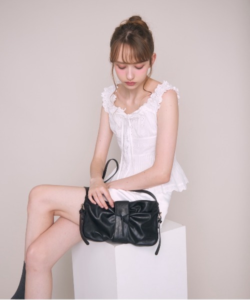 Noelie(ノエリー)の「ギャザーリボンバッグ(ショルダーバッグ・レディース・ボルドー/チャコールグレー/ブラック・FREE)」の5枚目の写真