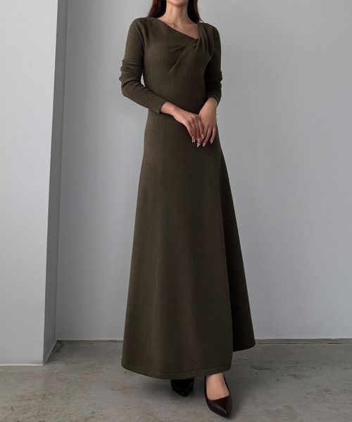 Louere(ルエレ)の「ドレープアシメネックニットワンピース(ワンピース・レディース・グレー/ブラック/ブラウン・SMALL/LARGE/MEDIUM)」の3枚目の写真