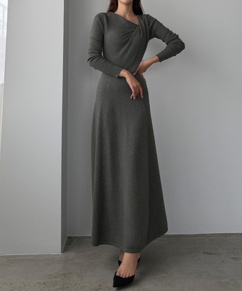 Louere(ルエレ)の「ドレープアシメネックニットワンピース(ワンピース・レディース・グレー/ブラック/ブラウン・SMALL/LARGE/MEDIUM)」の2枚目の写真