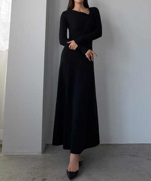Louere(ルエレ)の「ドレープアシメネックニットワンピース(ワンピース・レディース・グレー/ブラック/ブラウン・SMALL/LARGE/MEDIUM)」の4枚目の写真