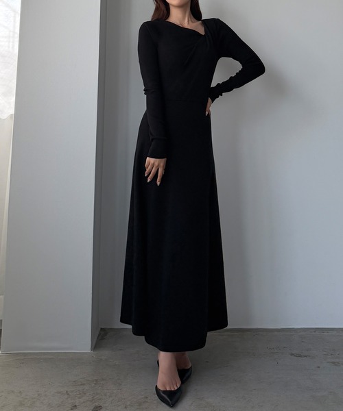 Louere(ルエレ)の「ドレープアシメネックニットワンピース(ワンピース・レディース・グレー/ブラック/ブラウン・SMALL/LARGE/MEDIUM)」の5枚目の写真
