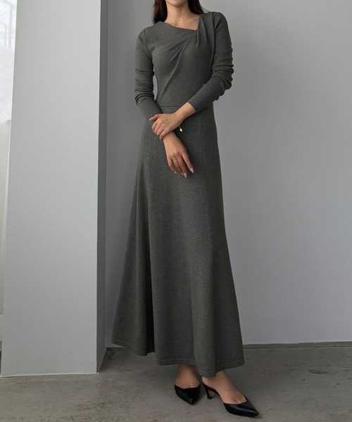 Louere(ルエレ)の「ドレープアシメネックニットワンピース(ワンピース・レディース・グレー/ブラック/ブラウン・SMALL/LARGE/MEDIUM)」の9枚目の写真