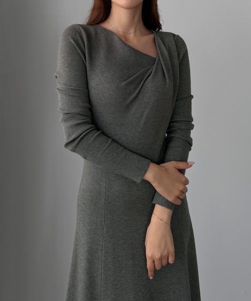 Louere(ルエレ)の「ドレープアシメネックニットワンピース(ワンピース・レディース・グレー/ブラック/ブラウン・SMALL/LARGE/MEDIUM)」の10枚目の写真