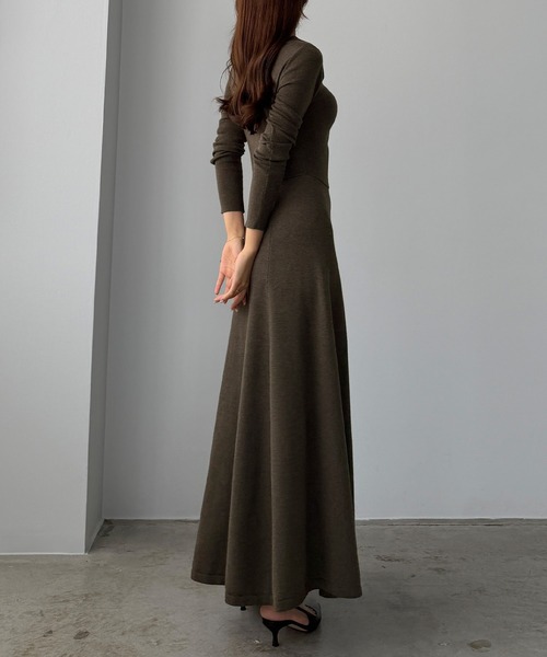 Louere(ルエレ)の「ドレープアシメネックニットワンピース(ワンピース・レディース・グレー/ブラック/ブラウン・SMALL/LARGE/MEDIUM)」の12枚目の写真