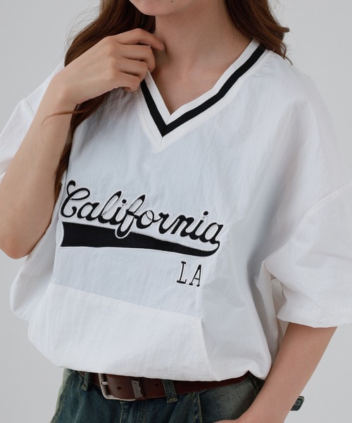 FUNALIVE(ファンアライブ)の「ABETTOR チームロゴ風ラインVネッククロップドトップス 半袖(Tシャツ/カットソー・レディース・ブラック/ホワイト・FREE)」の1枚目の写真